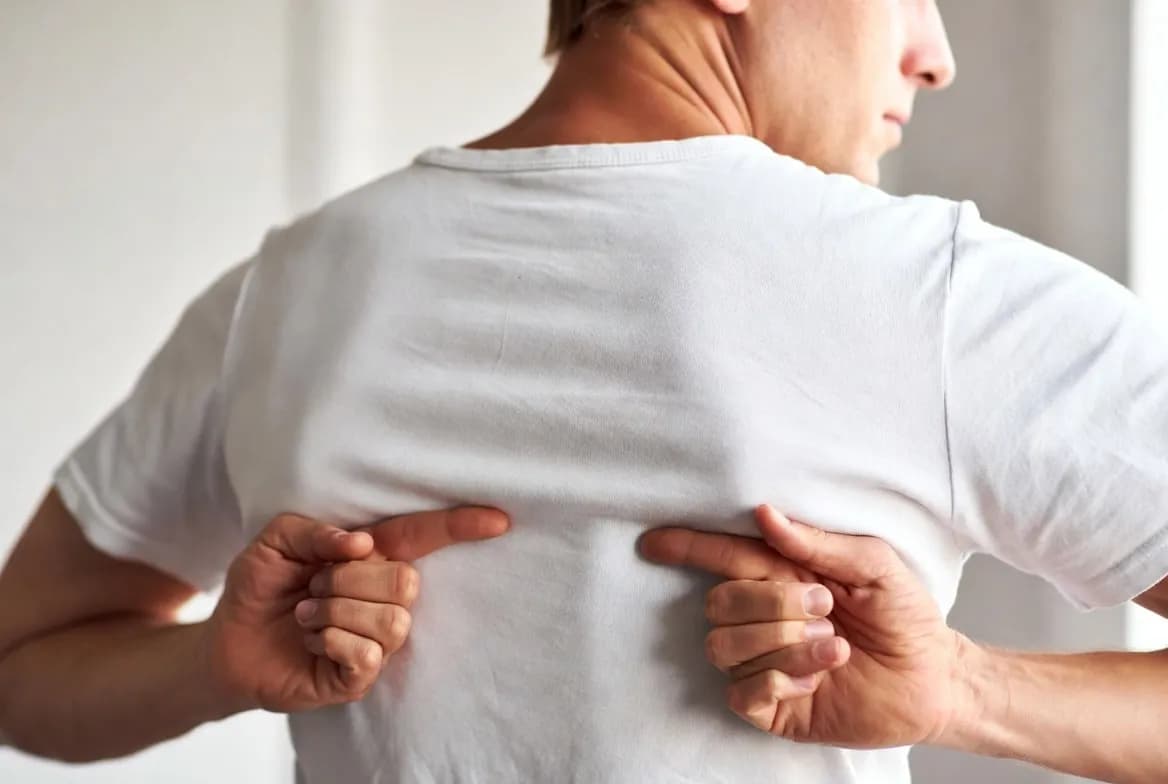 Ból pleców: przyczyny, sygnały alarmowe i skuteczne leczenie