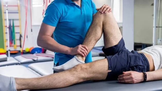 Fizjoterapeuta vs rehabilitant: Kto leczy, a kto wspiera?