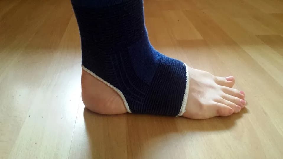 Opuchlizna po skręceniu: jak długo trwa i jak ją szybko zmniejszyć?