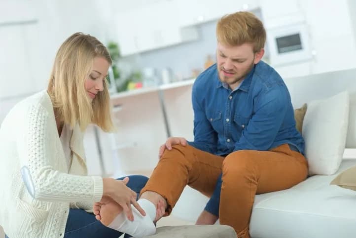 Odszkodowanie za skręcenie kostki w PZU: Ile % uszczerbku dostaniesz?