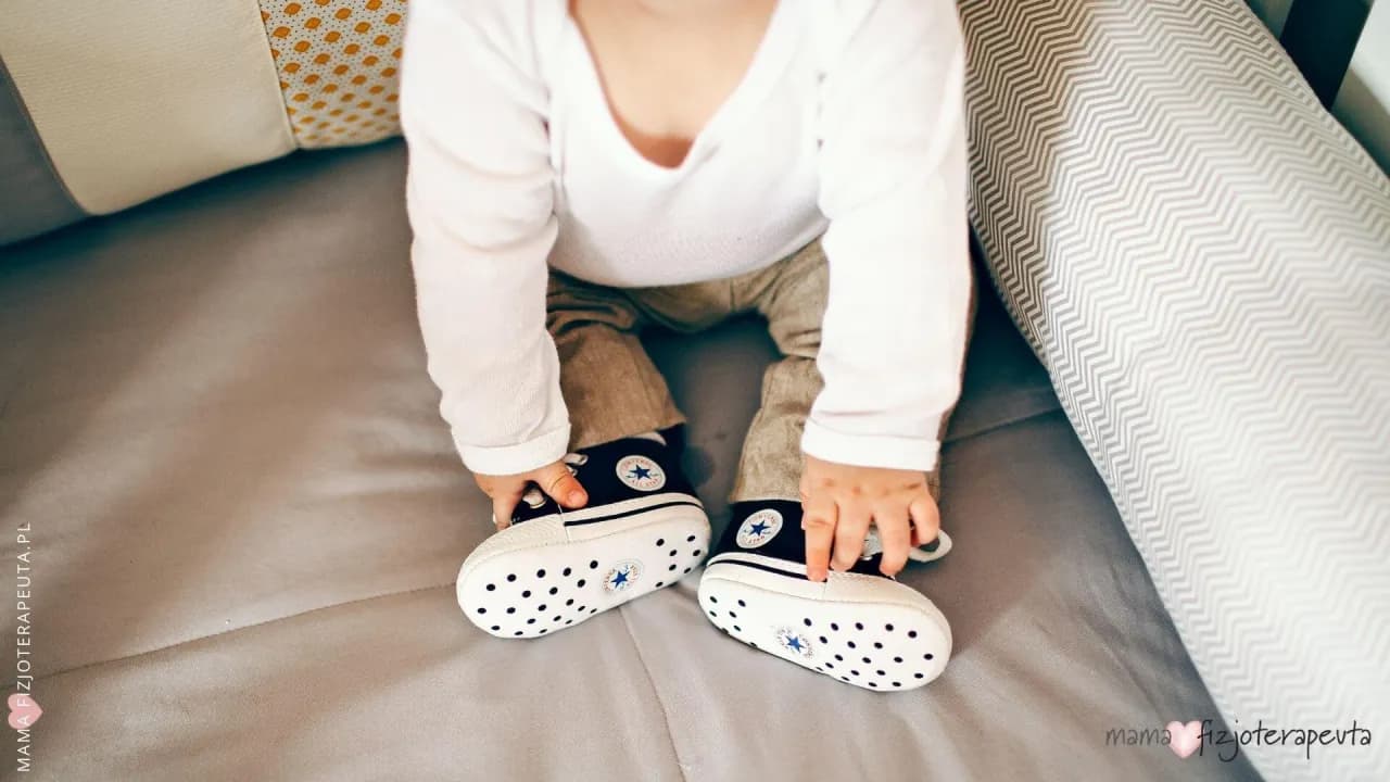 Idealne kapcie do żłobka: przewodnik fizjoterapeuty po zdrowych stopach