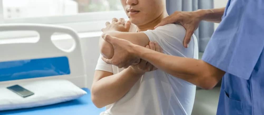 Ortopeda czy fizjoterapeuta przy bólu pleców? Sprawdź, kogo wybrać!