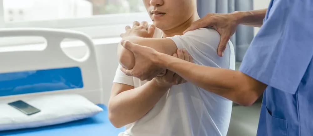 Ortopeda czy fizjoterapeuta przy bólu pleców? Sprawdź, kogo wybrać!