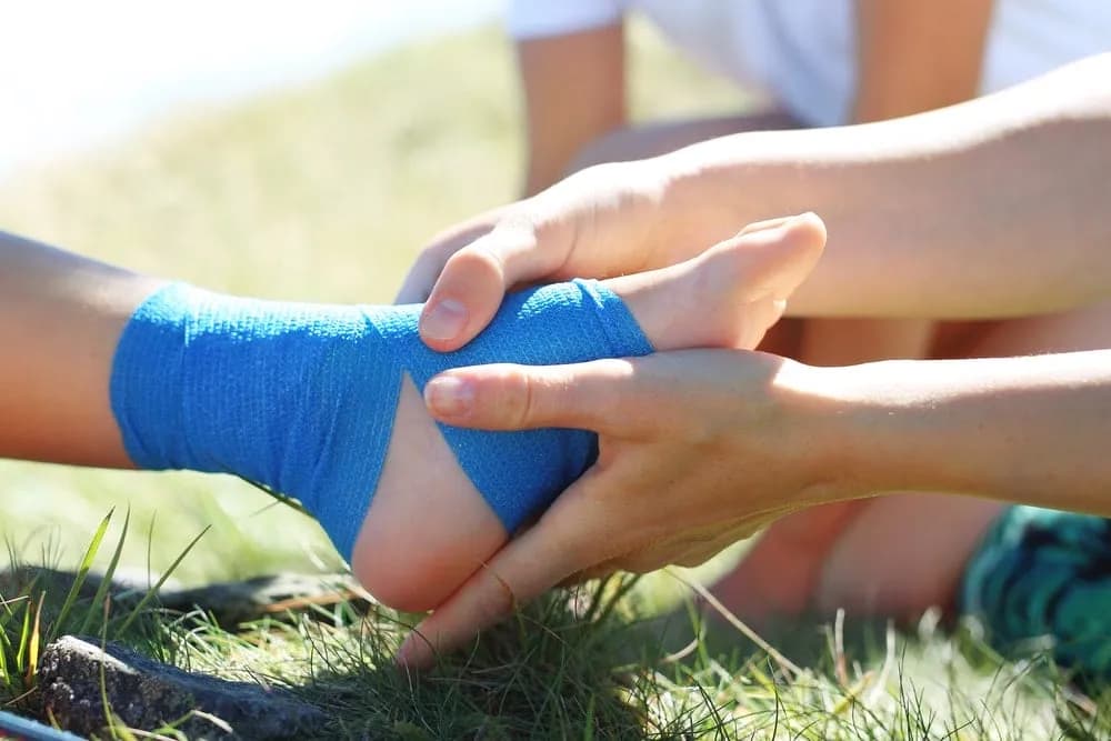 Jak leczyć skręconą kostkę? Kompletny poradnik krok po kroku