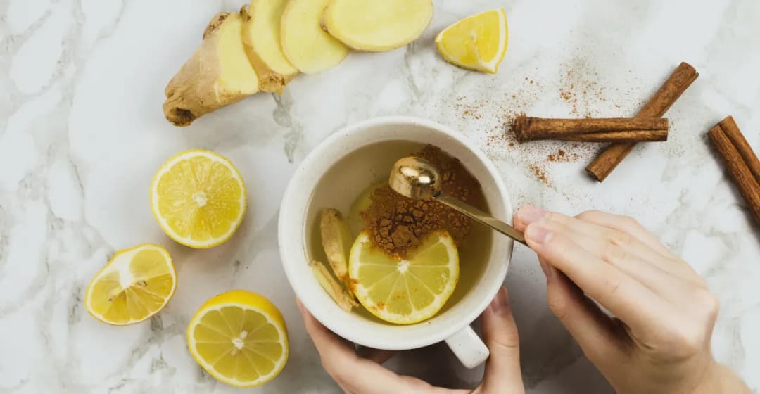 Co pić na ból gardła? Sprawdzone domowe sposoby i czego unikać