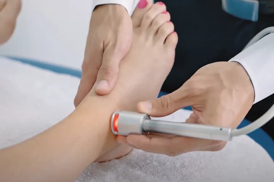 Laser w rehabilitacji: Na co pomaga? Odkryj moc leczenia światłem!