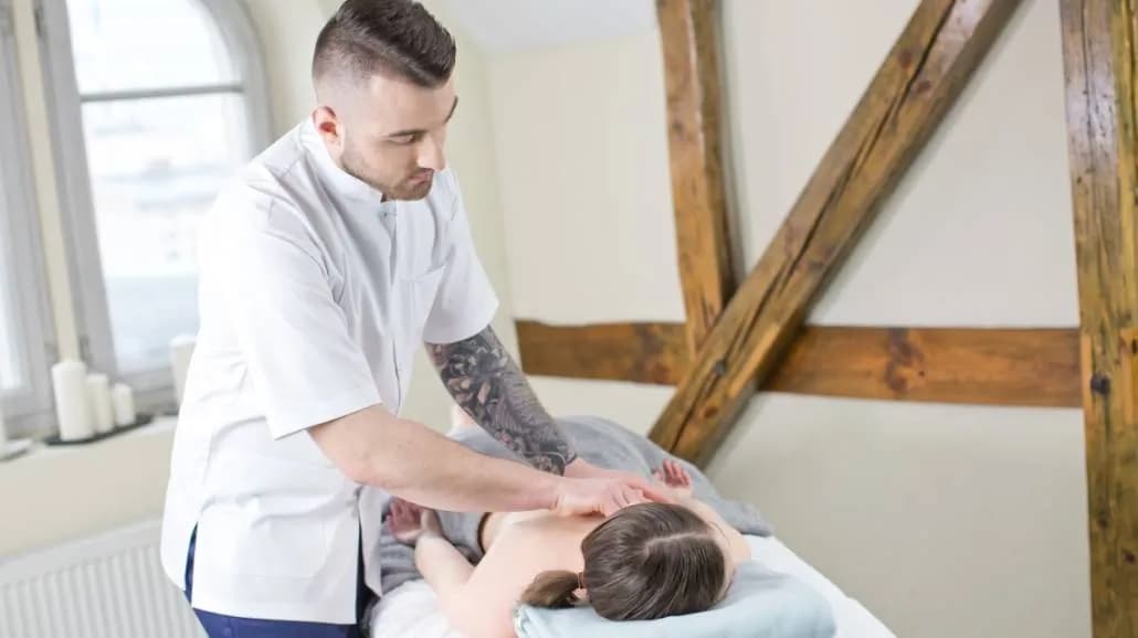 Fizjoterapeuta bez studiów? Poznaj legalne alternatywy i ich granice