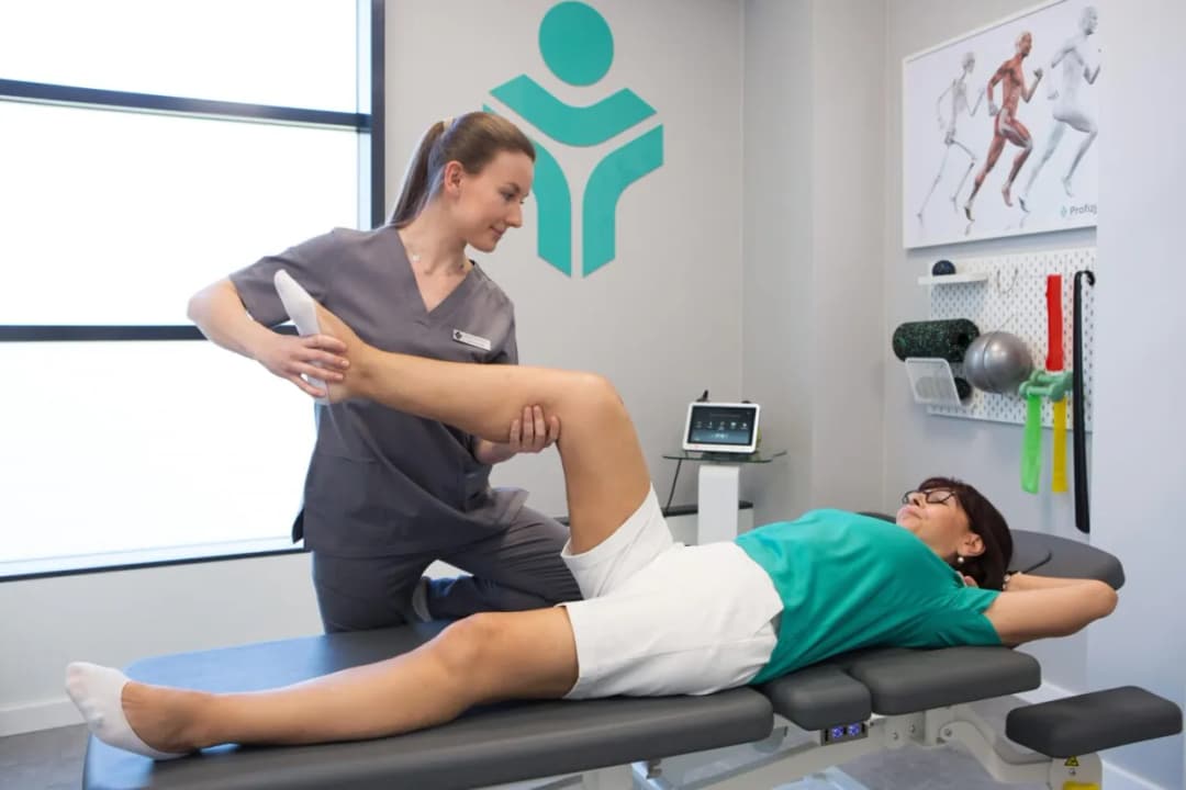 Lekarz rehabilitacji: Kiedy pomoże i czym różni się od fizjoterapeuty?